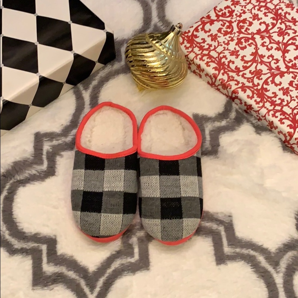Flash Sale 🎁So plaid slippers with Sherpa 🎁